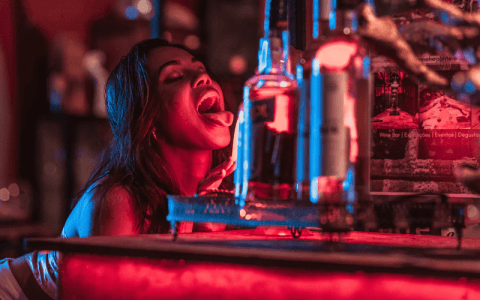 9 Tips for Going to a Bar Alone for Solo Travellers