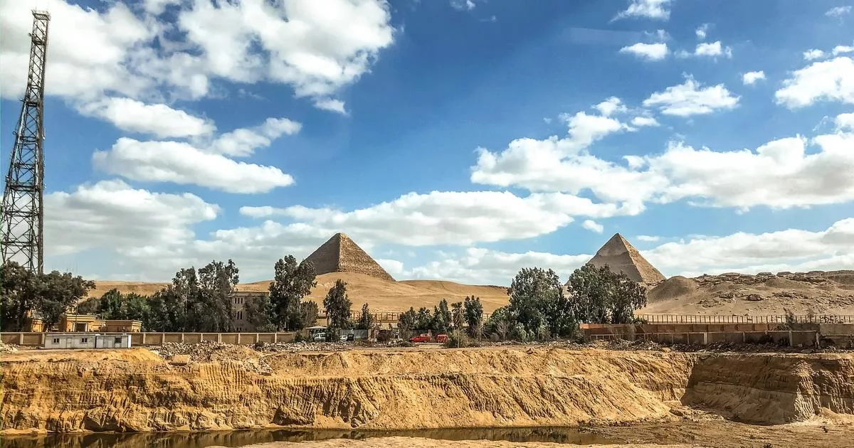 Beautiful phot of the pyraminds in Giza, Egypt